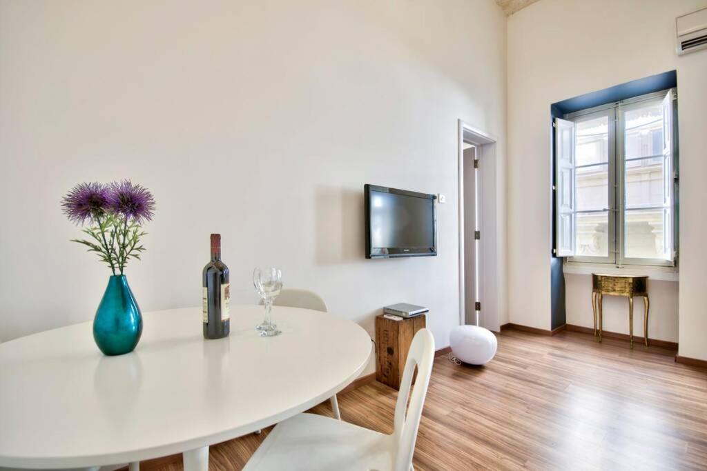 Timeless Elegance : Centre Apartment *